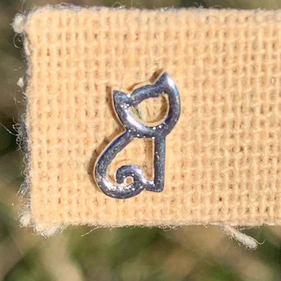 FLASHSALE Sitting Pretty Kitty Cat Outline Earring - Picture 4 of 8